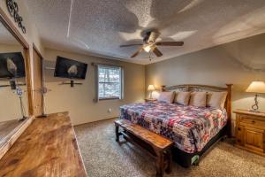 Schlafzimmer mit einem Bett und einem Deckenventilator in der Unterkunft Lazy Bear: 3 Bedroom Beauty for the Whole Family! in Ruidoso