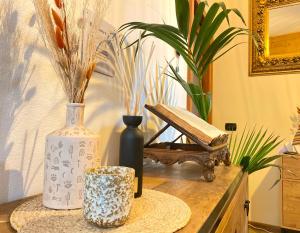 - une table avec des vases et un stand de musique dans l'établissement La Casa Del Poeta, à Dervio