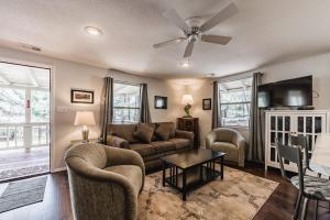 Μια τηλεόραση ή/και κέντρο ψυχαγωγίας στο Miles Hacienda: Beautifully Remodeled, Centrally Located Ruidoso Cottage