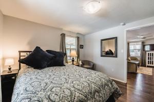 Ένα ή περισσότερα κρεβάτια σε δωμάτιο στο Miles Hacienda: Beautifully Remodeled, Centrally Located Ruidoso Cottage