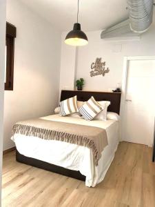 - une chambre avec un lit et des oreillers dans l'établissement Loft Chimenea Beach, à Malaga
