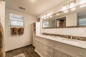 Ένα μπάνιο στο Miles Hacienda: Beautifully Remodeled, Centrally Located Ruidoso Cottage +12 φωτογραφίες