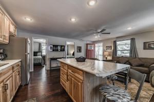 Η κουζίνα ή μικρή κουζίνα στο Miles Hacienda: Beautifully Remodeled, Centrally Located Ruidoso Cottage