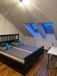 Posteľ alebo postele v izbe v ubytovaní Tjiraso Apartment