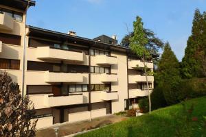 een appartementencomplex met balkons op een heuvel bij Résidence Saint Christophe - 2 Pièces pour 3 Personnes 524 in Aix-les-Bains