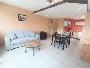 een woonkamer met een bank en een tafel bij Résidence Saint Christophe - 2 Pièces pour 3 Personnes 524 in Aix-les-Bains