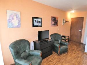 エクスレバンにあるRésidence Le Chateau Durieux 3 - Très belle vue pour ce petit studio au calme ! MAE-7724のリビングルーム(椅子2脚、薄型テレビ付)