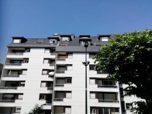 a white apartment building with a black roof at Résidence Le Chateau Durieux 3 - Studio bien agencé, proche tous commerces ! MAE-7544 in Aix-les-Bains