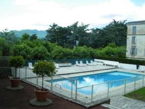 uma piscina com uma cerca à volta em Residence Albion - Studio pour 2 Personnes 564 em Aix-les-Bains