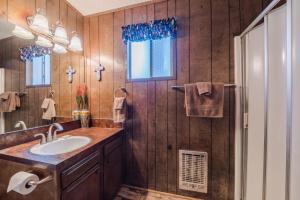 Phòng tắm tại RiverRidge Getaway: 3 Bedroom, 3 bath Upper Canyon Cabin on the River!