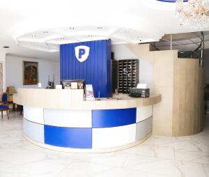 vestíbulo con mostrador de recepción azul y blanco en Hotel Presidente Internacional, en Guayaquil