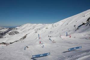 un grupo de personas esquiando por una montaña cubierta de nieve en Résidence Balcons Du Soleil - Pièces 954, en Germ