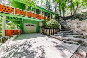 een groen huis met een balkon en een trap bij Sequioa Cottage: Feel the Love, Inside and Out! in Ruidoso