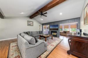 TV/trung tâm giải trí tại Salted Rim: 4 Bedrooms with a Hot Tub and Game Room