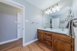 Phòng tắm tại Salted Rim: 4 Bedrooms with a Hot Tub and Game Room +37 ảnh