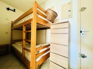 Łóżko piętrowe w pokoju z łóżkiem piętrowym gmaxwell gmaxwell gmaxwell gmaxwell w obiekcie Port Vincent - Appartement dans résidence avec piscine MAE-1114 w mieście La Grande-Motte