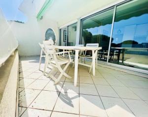 Balkon lub taras w obiekcie Port Vincent - Appartement dans résidence avec piscine MAE-1114