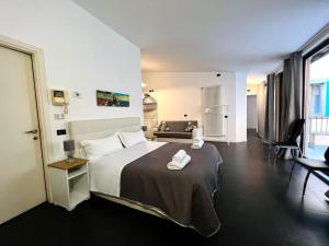 Pokój hotelowy z łóżkiem i krzesłem w obiekcie Bergamoincenter w Bergamo
