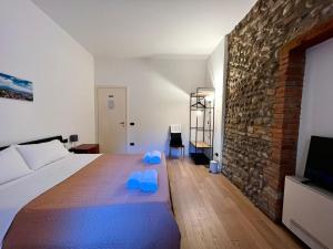 sypialnia z łóżkiem i kamienną ścianą w obiekcie Bergamoincenter w Bergamo