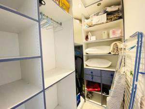 garderoba z białymi ścianami i półkami w obiekcie Port Vincent - Appartement deux pièces avec piscine au Ponant MAE-1094 w mieście La Grande-Motte +14 zdjęć