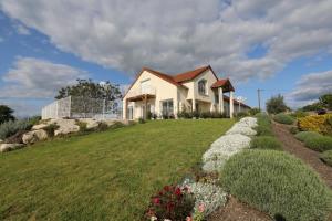 a house on a hill with a green yard at GITE MONTGOLFIÈRE 4 PERSONNES in Châtellerault