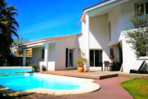 Bazén v ubytovaní Villa Cosy - Villa de vacances environnement calme MAE-4054 alebo v jeho blízkosti