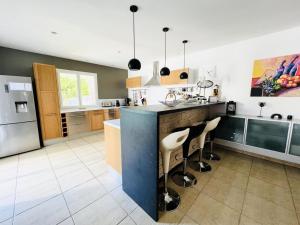 Kuchyňa alebo kuchynka v ubytovaní Villa Cosy - Villa de vacances environnement calme MAE-4054