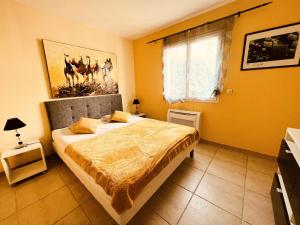 Posteľ alebo postele v izbe v ubytovaní Villa Cosy - Villa de vacances environnement calme MAE-4054