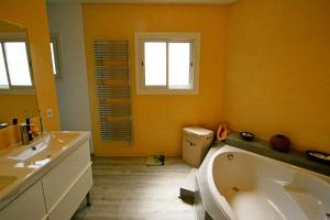 Kúpeľňa v ubytovaní Villa Occitanie - Villa 6 pers avec piscine quartier résidentiel MAE-4084