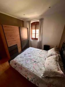 een slaapkamer met een bed en een raam bij El Caserón de Hullera in Cárabanzo