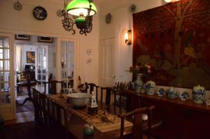 a room with a table with vases on the wall at Morbey's Chalet in Sintra