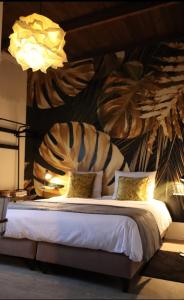 een slaapkamer met een bed met een zebraprint-muur bij LUXE Bloemenzicht 4 personen, BnB, 10 minuten van zee in Breezand
