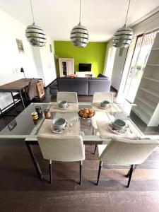uma sala de estar com mesa e cadeiras em Rêve cosy - Arceaux * Spacieux F3 * proche tram * wifi * parking em Montpellier
