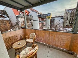 uma varanda com uma mesa e cadeiras. em großzügige Wohnung in der Altstadt mit Balkon em Görlitz