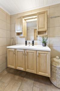 La salle de bains est pourvue d'un lavabo et d'un miroir. dans l'établissement Hytte Stryn skisenter, à Stryn