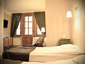 Tempat tidur dalam kamar di Leśny Dworek