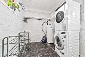 una lavanderia con lavatrice e asciugatrice di Hytte Stryn skisenter a Stryn
