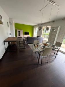 uma sala de estar com uma mesa e cadeiras e um sofá em Rêve cosy - Arceaux * Spacieux F3 * proche tram * wifi * parking em Montpellier