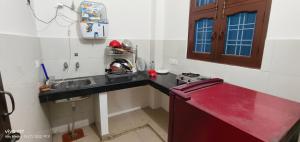 Kitchen o kitchenette sa Ensquare Hotel - 2 BHK Apartments With Kitchen, Rooftop River View Cafe, Live Events