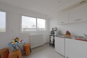 A cozinha ou cozinha compacta de Modern bright Apartment in appart'hotel
