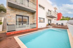 uma piscina no quintal de uma casa em GuestReady - Comfortable Getaway in Sesimbra em Sesimbra