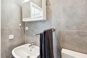 Een badkamer bij Salí - 2BR Apartment inkl. TV und Außenbereich