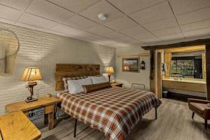a bedroom with a bed and a desk with two lamps at Stonegate Lodge King Bed WIFI 50 in Roku TV Salt Water Pool Room # 101 in Eureka Springs +18 photos