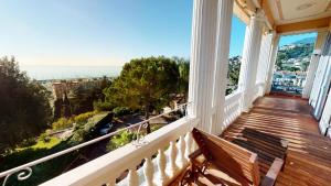 Zdjęcie z galerii obiektu Résidence Villa Louise - GIOTTO - Magnifique 3P en duplex au calme avec vue imprenable mer et parking privé MAE-8814 w Mentonie