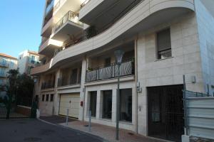 Zdjęcie z galerii obiektu Résidence West Bay - GIOTTO - Beau 2P neuf plein centre avec terrasse et parking MAE-8914 w Mentonie