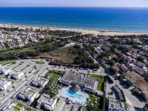 een luchtzicht op een stad met het strand bij Borgo Rio Favara residence - appartamenti in Santa Maria Del Focallo