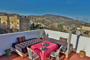 Camera con tavolo e sedie sul balcone. di BackHome Fez a Fes