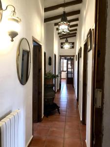 Telewizja i/lub zestaw kina domowego w obiekcie La Mejorana Refugio andaluz con piscina entre olivos