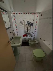 bagno con servizi igienici verdi e lavandino di Alquiler temporario en caballito para 6 personas a Buenos Aires