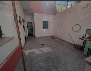 un corridoio vuoto di un edificio con una camera di Alquiler temporario en caballito para 6 personas a Buenos Aires